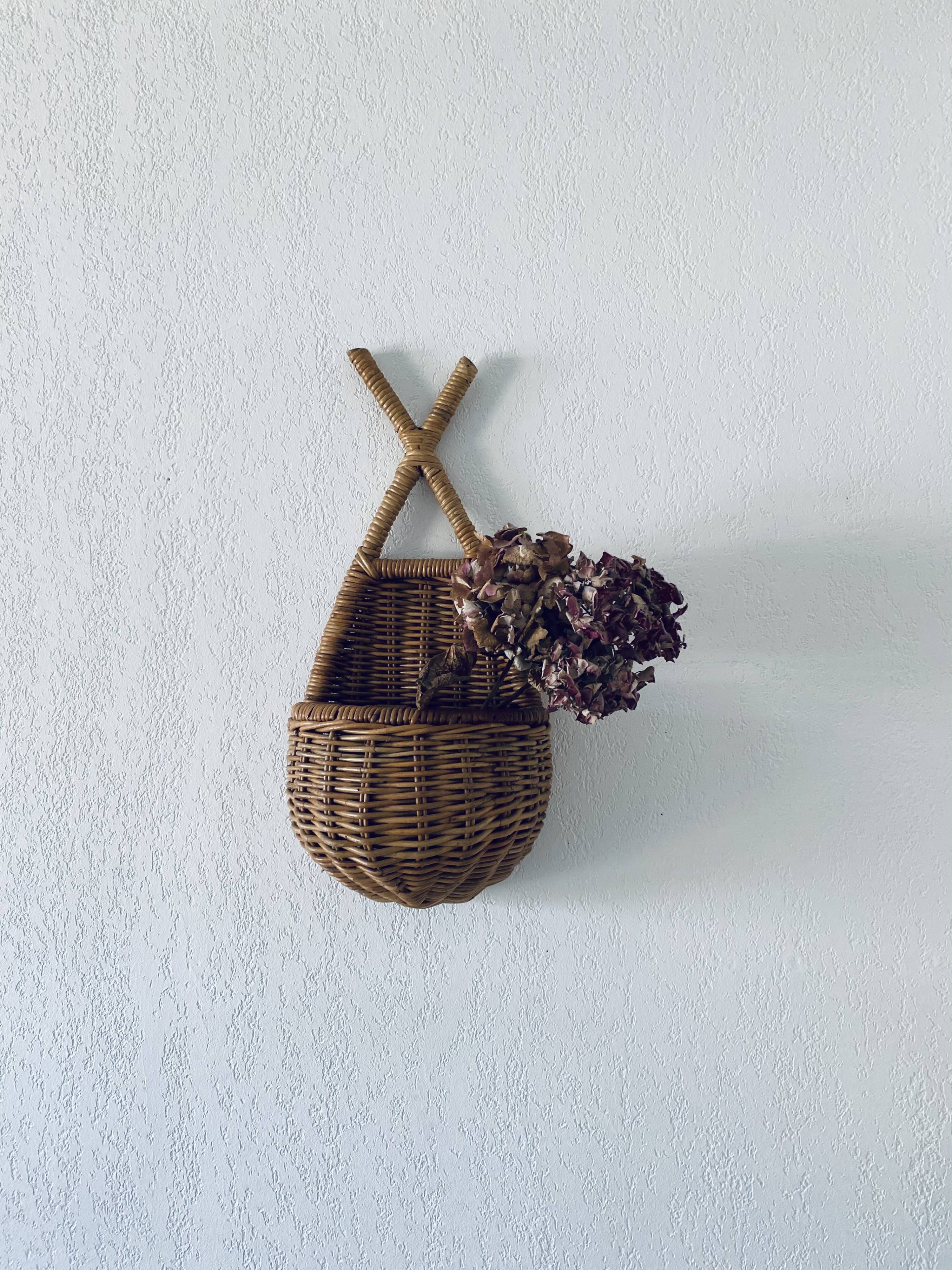 Vintage wall basket in rattan