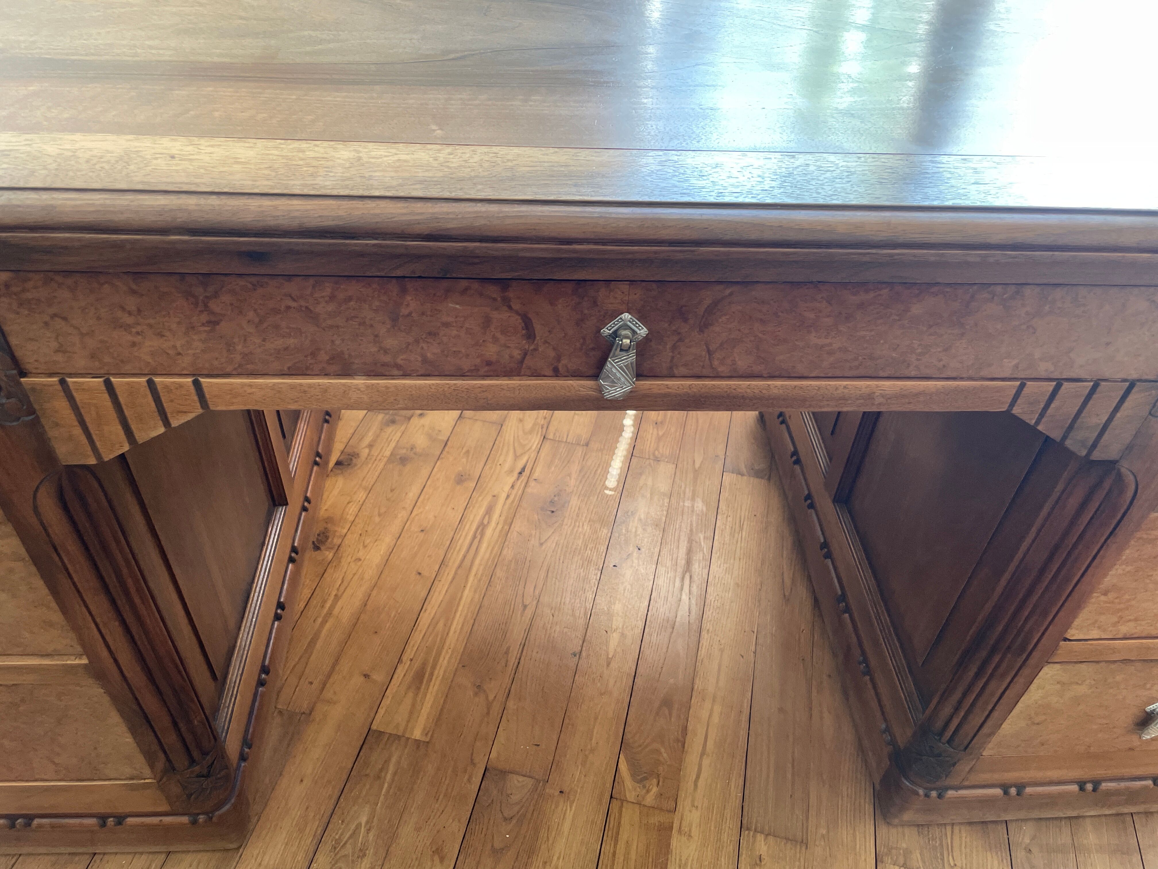 Bureau massif en noyer époque art deco