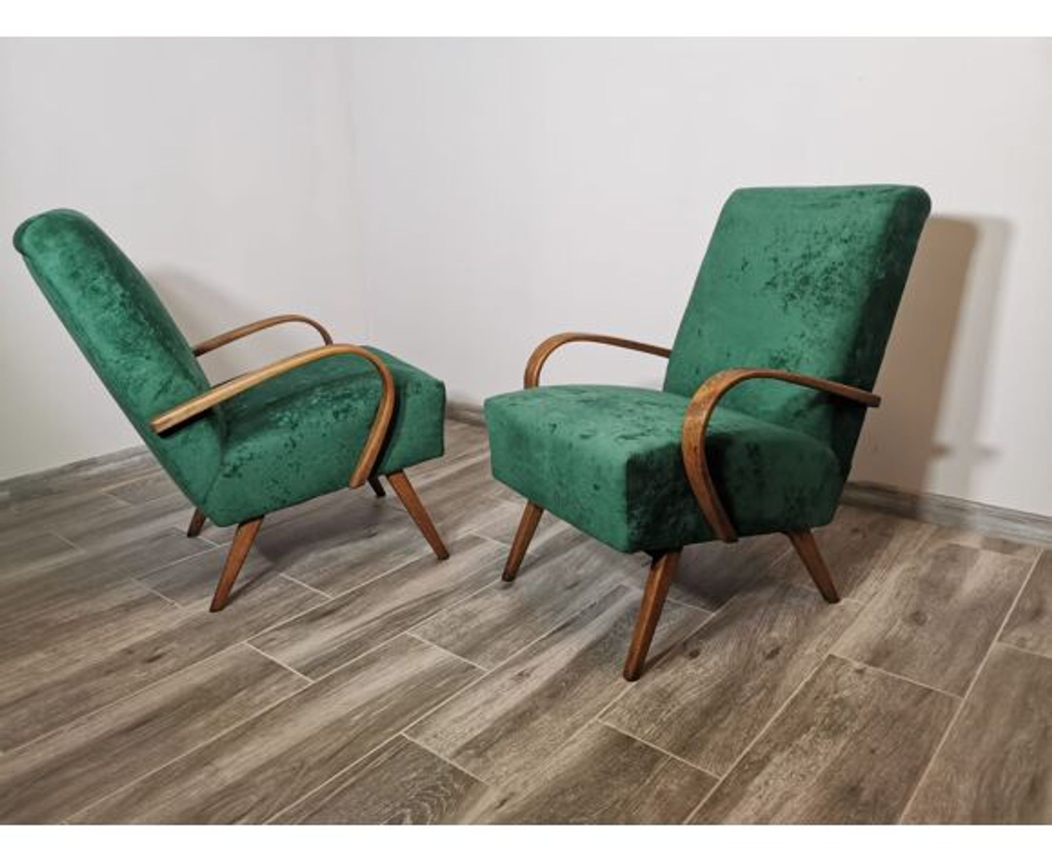 Paire de fauteuils par Jindrich Halabala restaurés