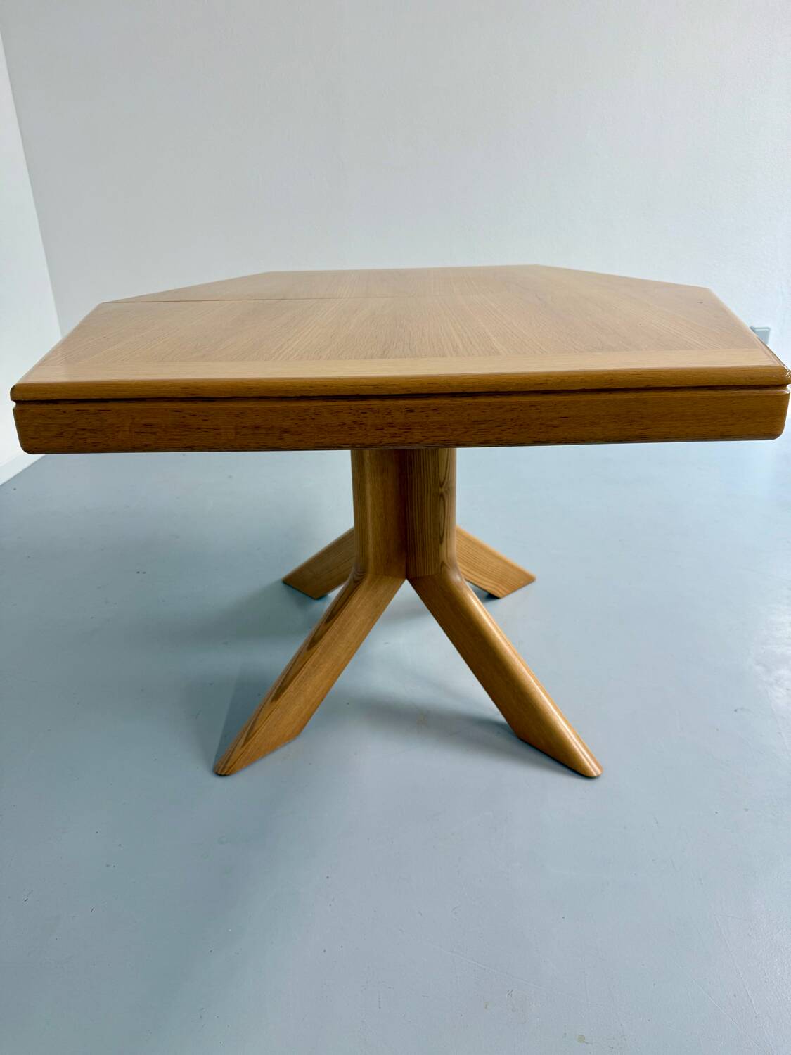 Ancienne table en bois massif octogonal a rallonge design Girsberger