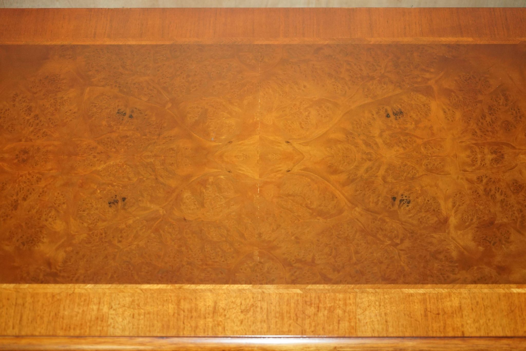 Buffet en noyer Burr & Burl avec patine