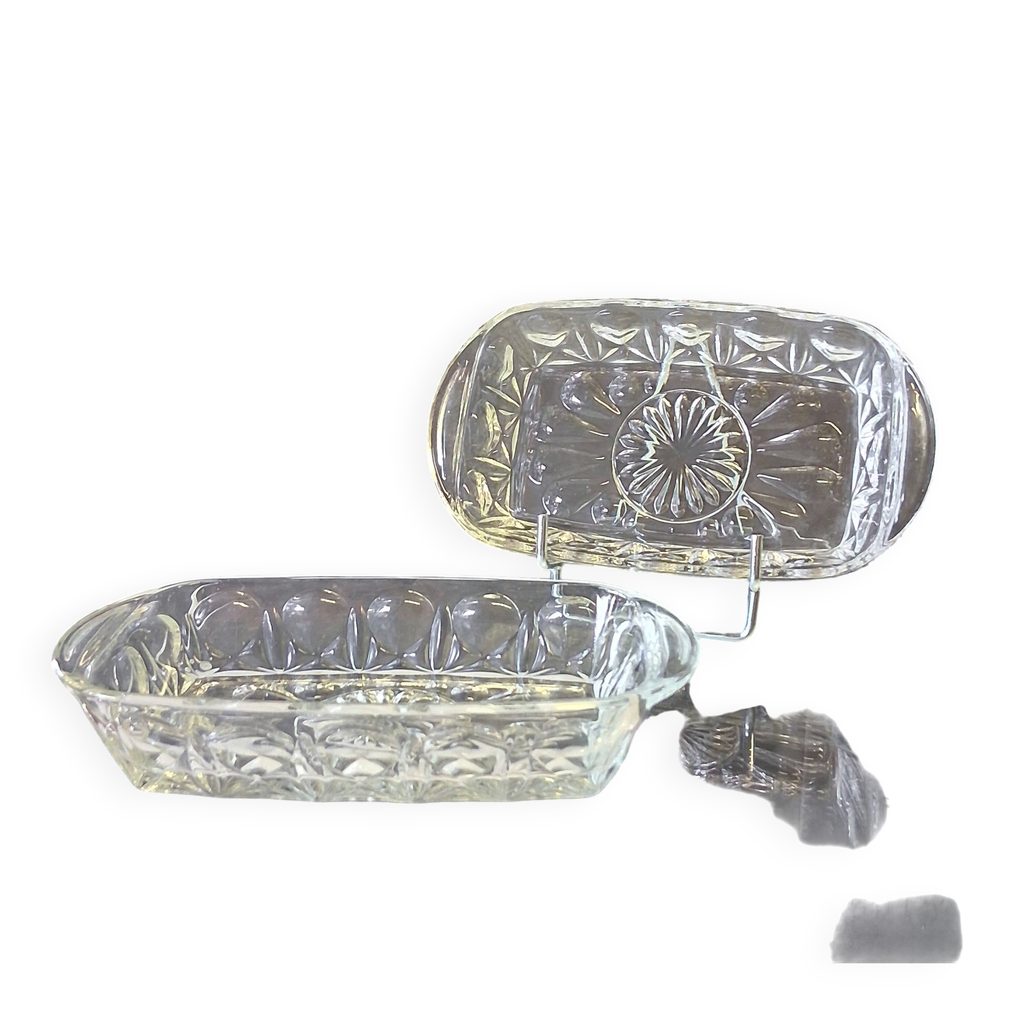 2 transparent glass ramekins with handles in very good condition.