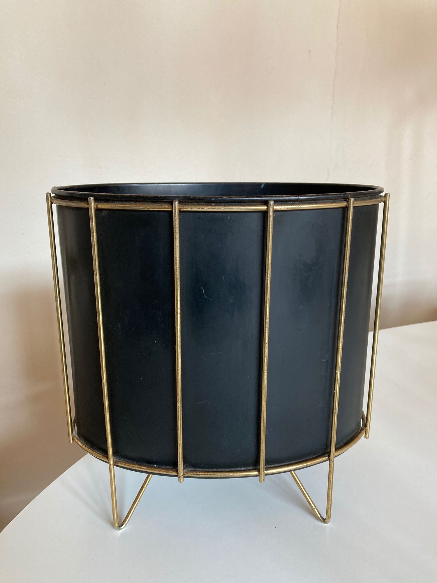 Modernist paper basket 1960 in black sheet metal and golden brass