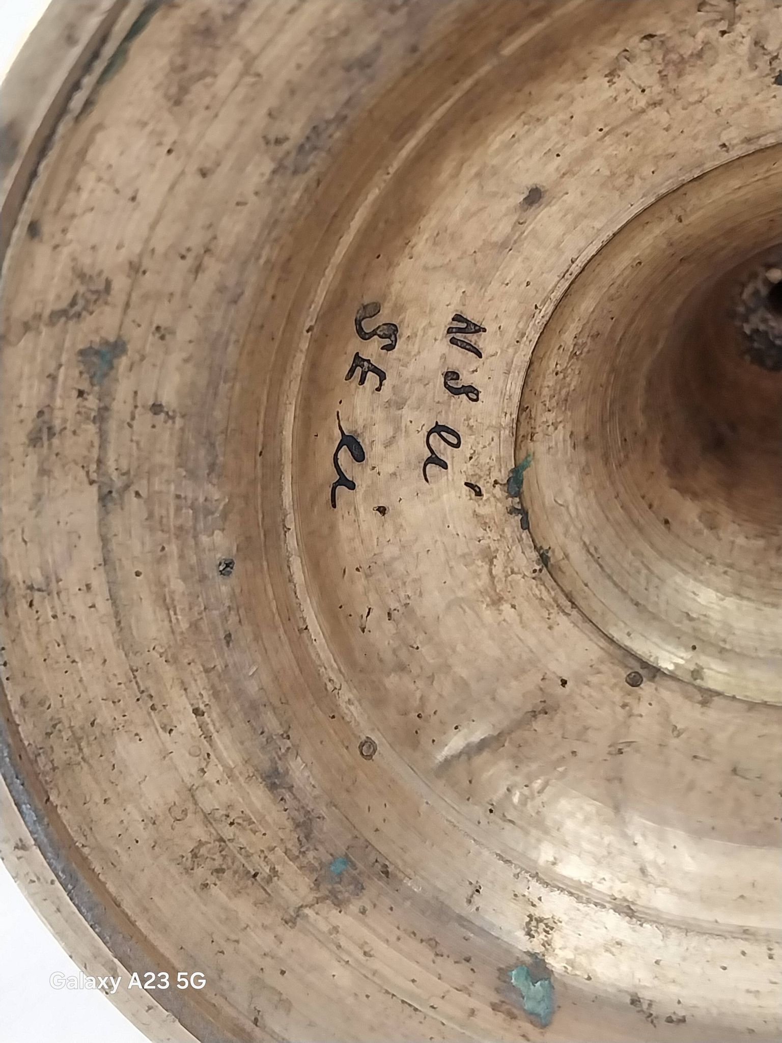 Paire de candélabres en laiton ciselé. Artisanat suédois XX siècle