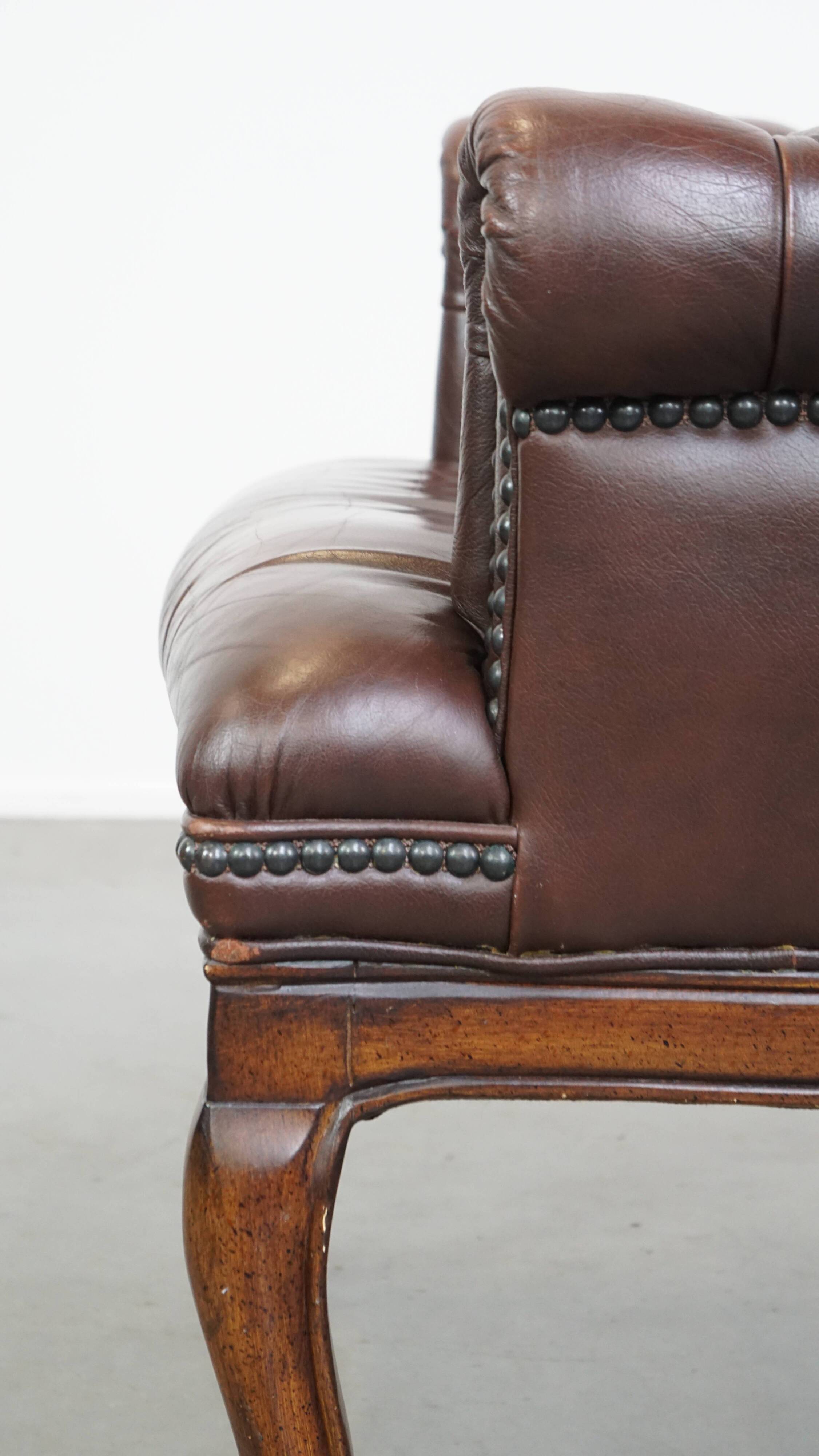 Fauteuil chesterfield anglais classique en cuir de vachette