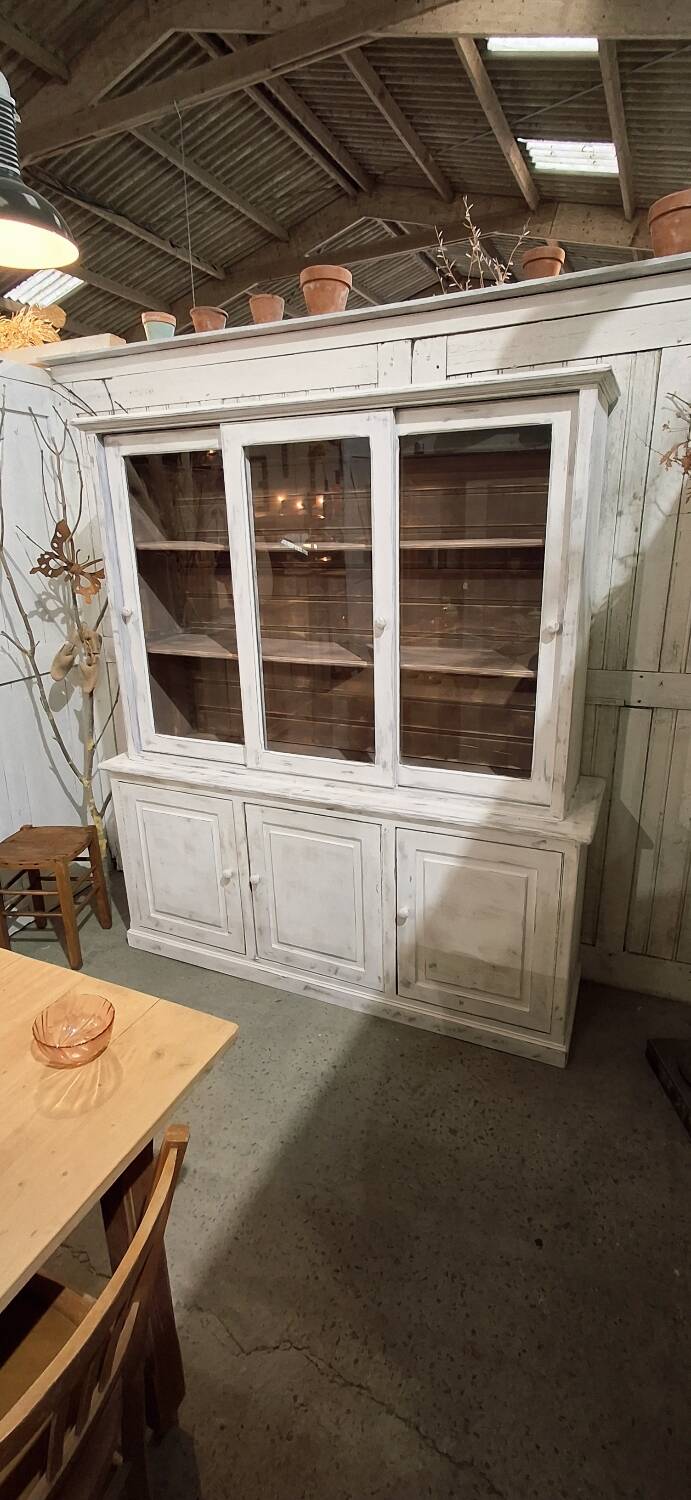 Buffet with 2 glass doors