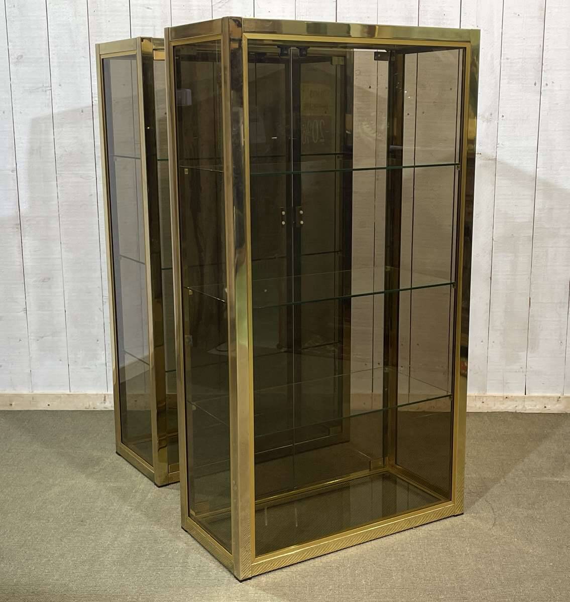 Paire de vitrines d'exposition en chrome doré et verre fumé - années 80