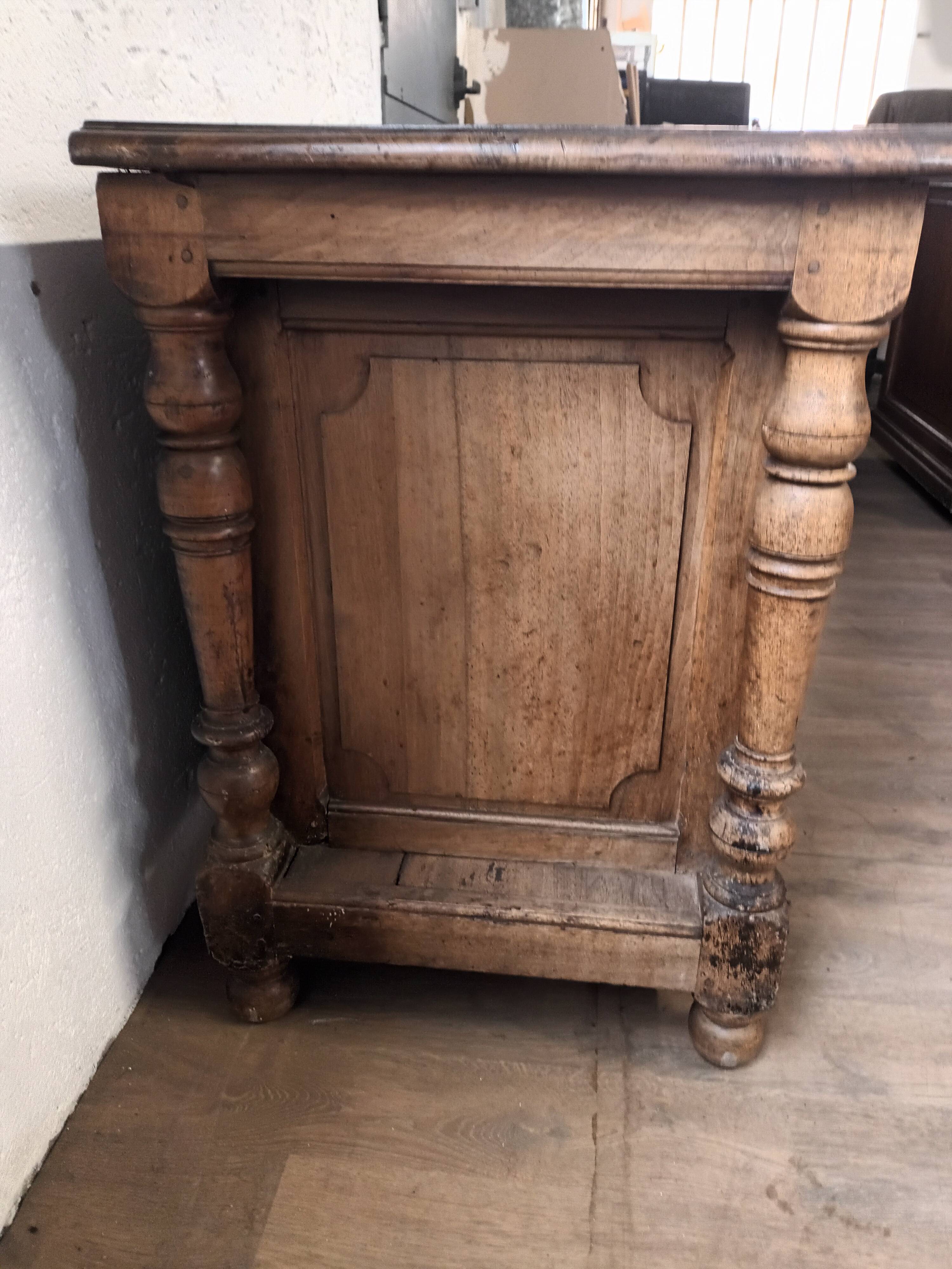 Banque de commerce, buffet en noyer, XIXème s.