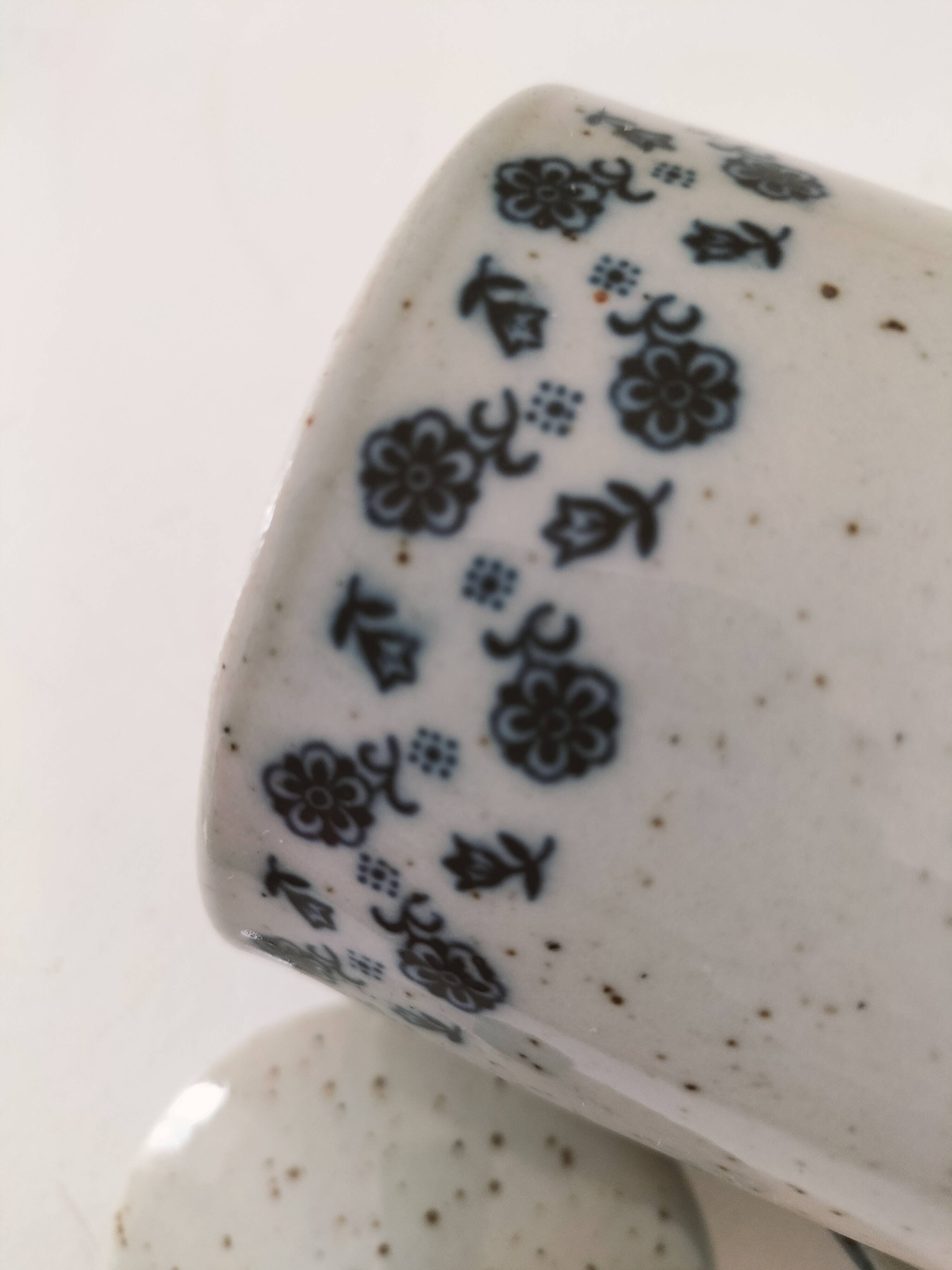 Cafetière vintage en grès moucheté – décor floral bleu marine
