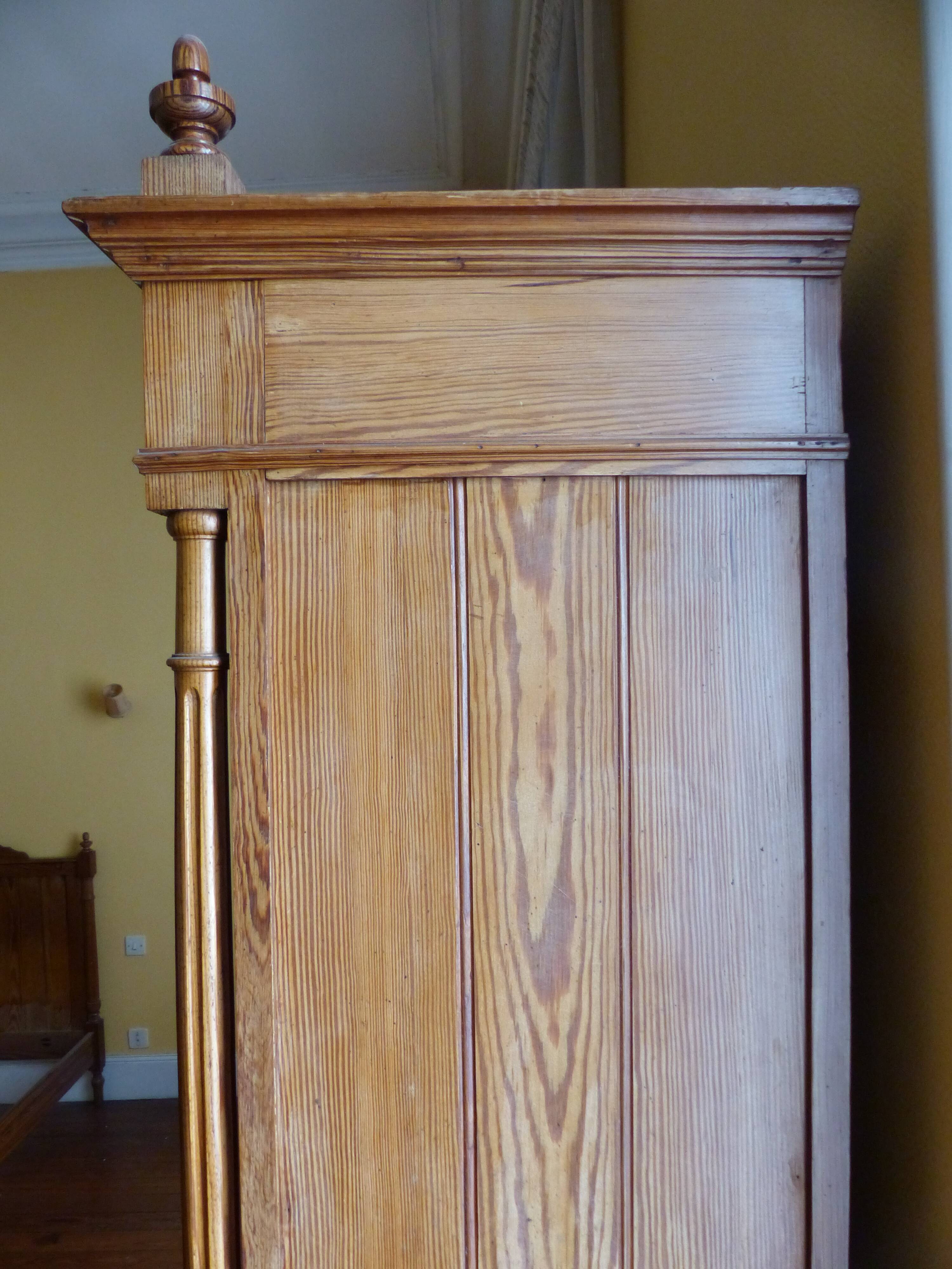 Pitch pine wood mirror bonnetiere