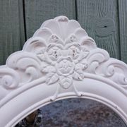 Miroir ovale avec cadre blanc 