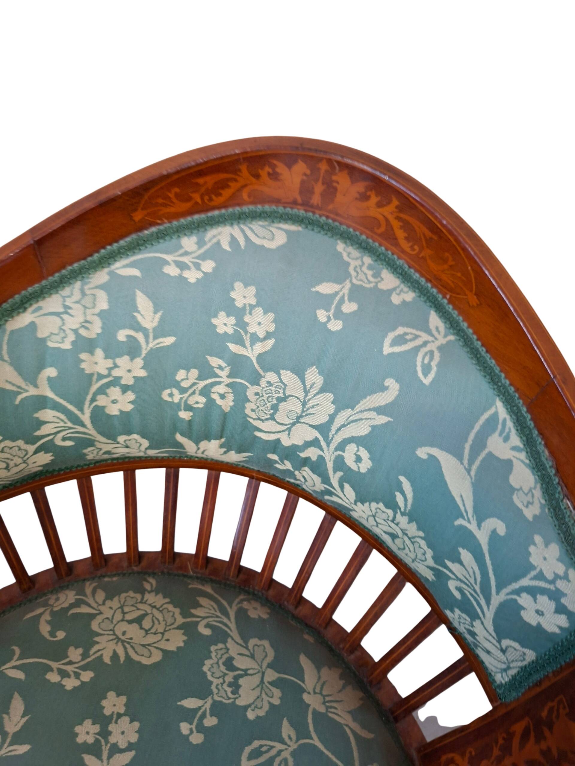 Elegante Poltrona da Camera in Ciliegio Intarsiato