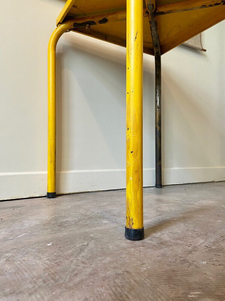 Yellow metal table ☐ 60 x 60 cm