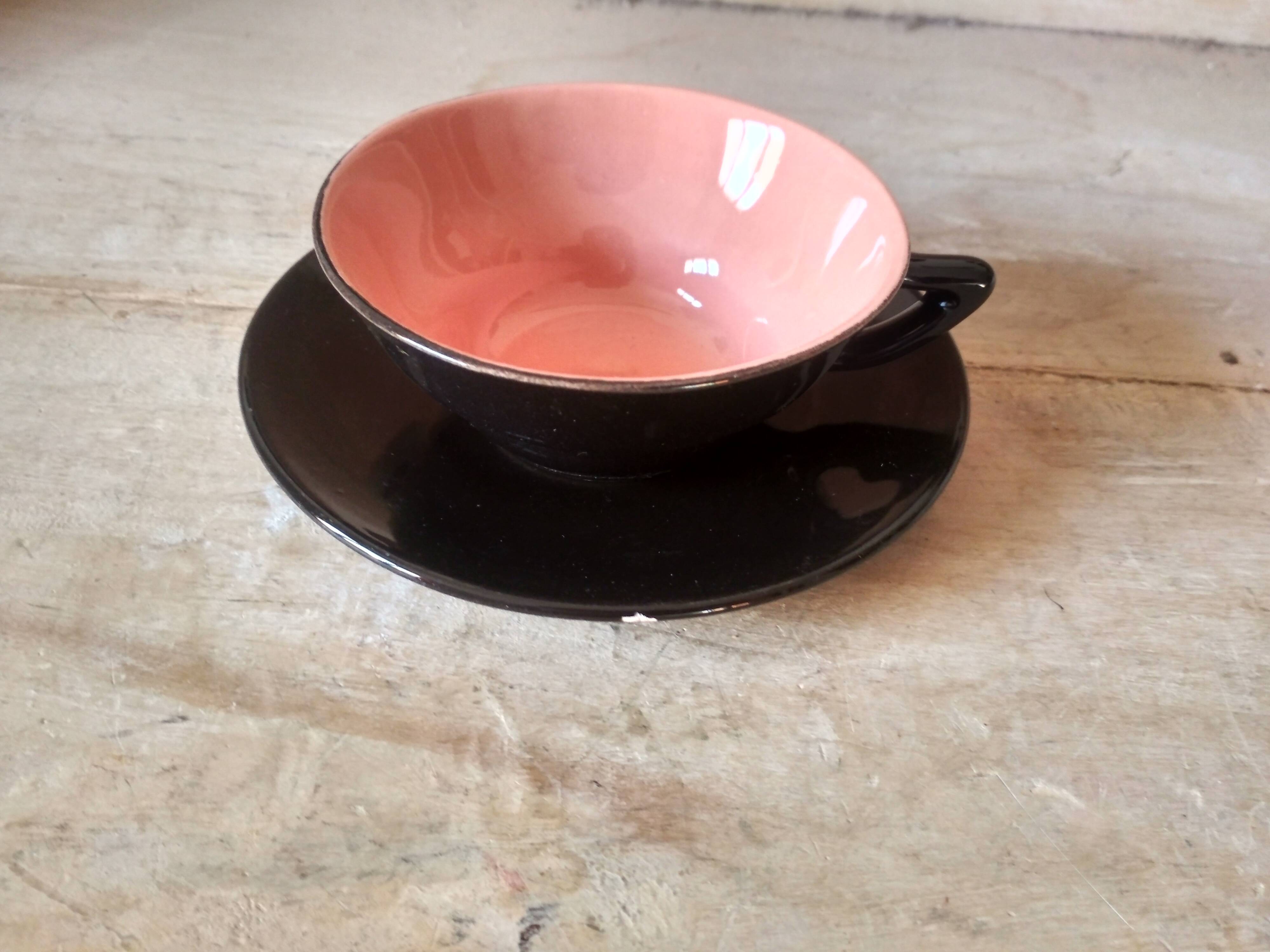 Lot de 6 tasses à thé ou café des années 50, tasses de couleur, sous tasses noires