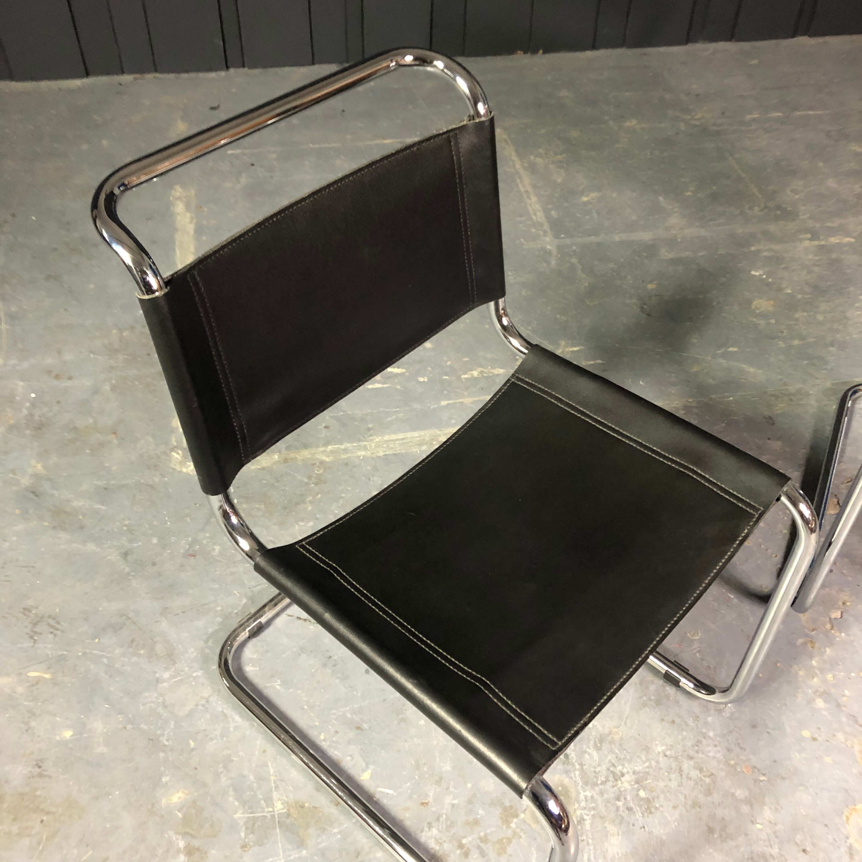 Paire de chaises S33 cuir noir et chrome