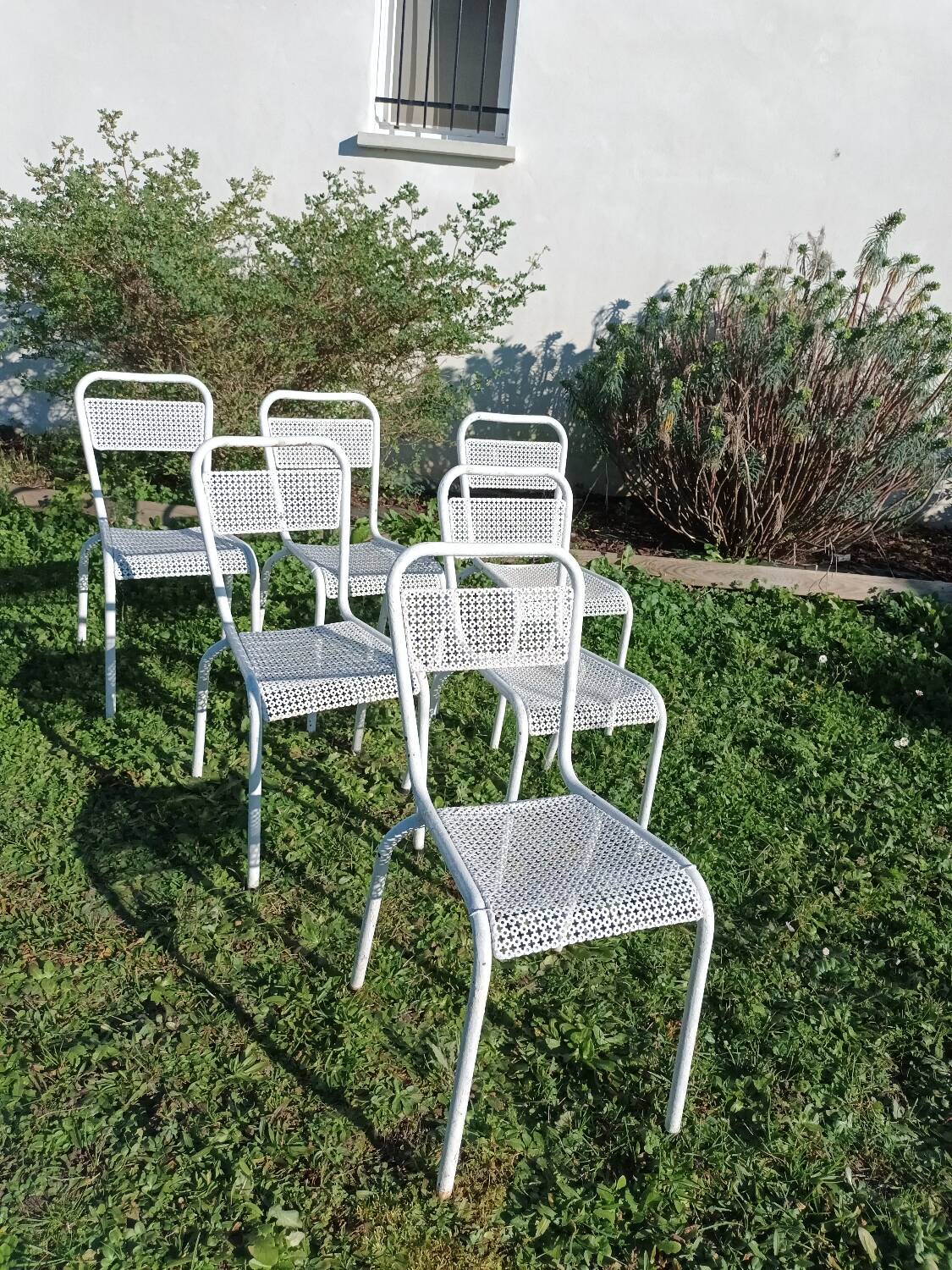 Chaises de jardin en métal perforé