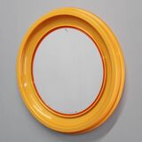 Miroir rond italien des années 1970 de la marque Salc, avec cadre en plastique jaune orangé.