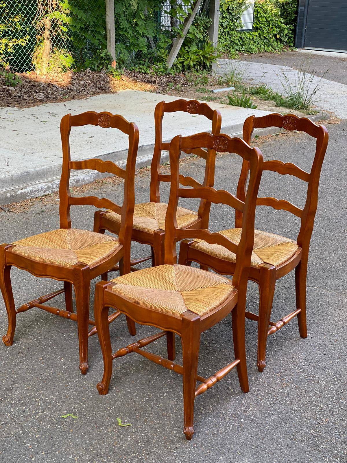 4 Louis XV chairs in solid oak and straw with shell sculptures