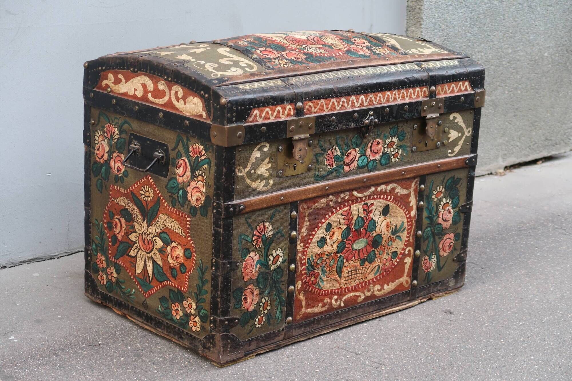Large French wedding chest from the early 20th century.