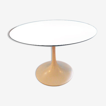 White tulip-footed round table, 1970s