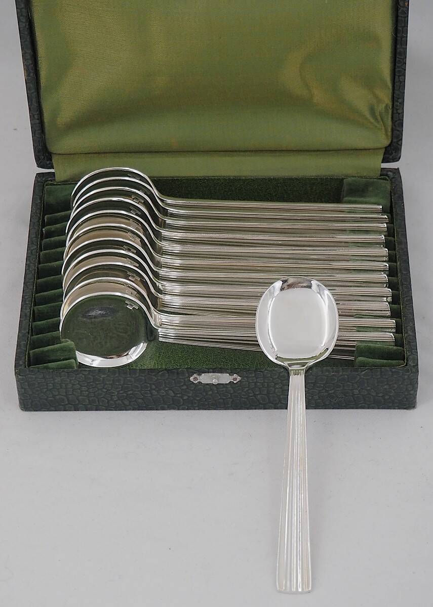 Christofle Mira, Ondulation, 12 spoons, silver-plated ice scoops, excellent condition.