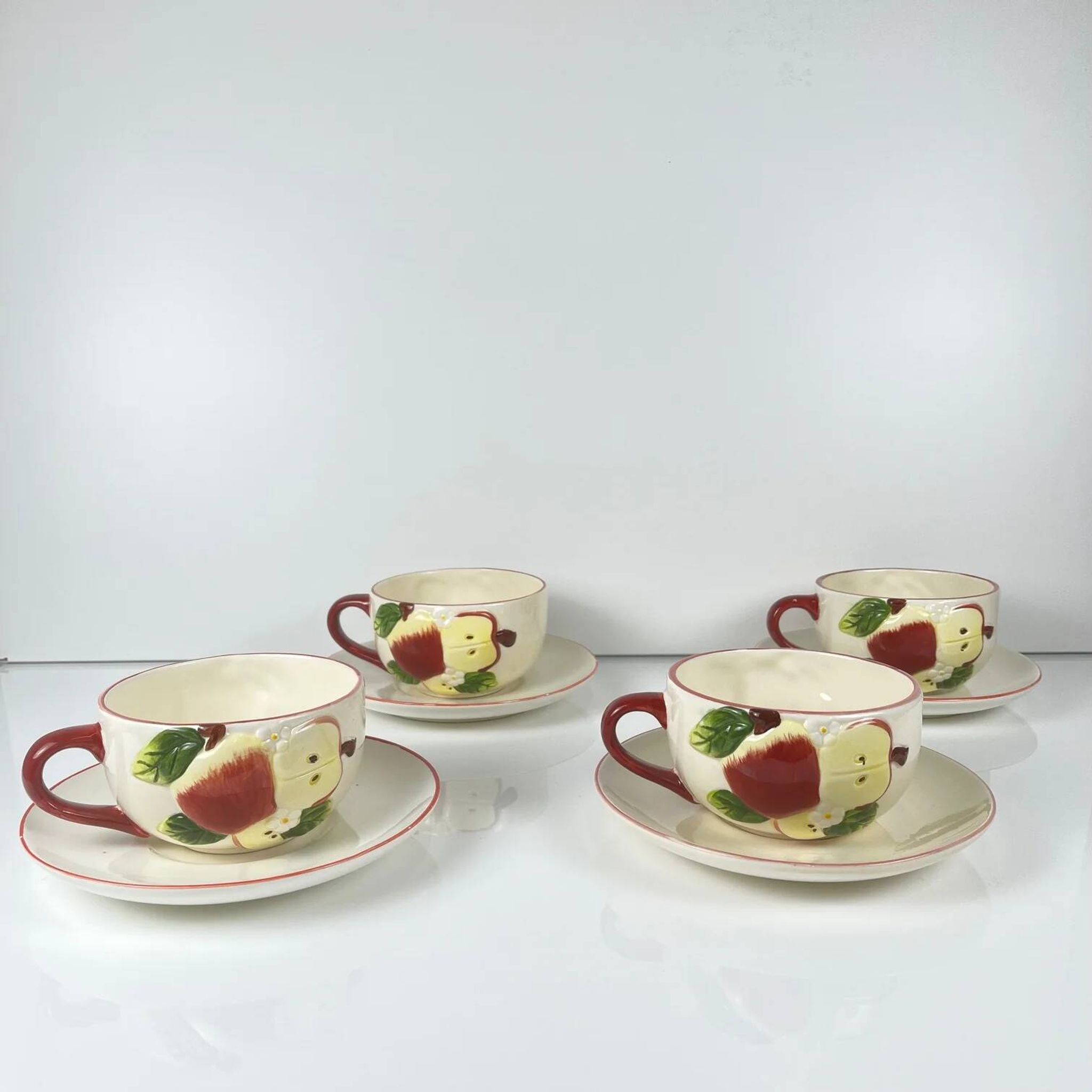 Set of 4 cups with saucers in barbotine "Apple"