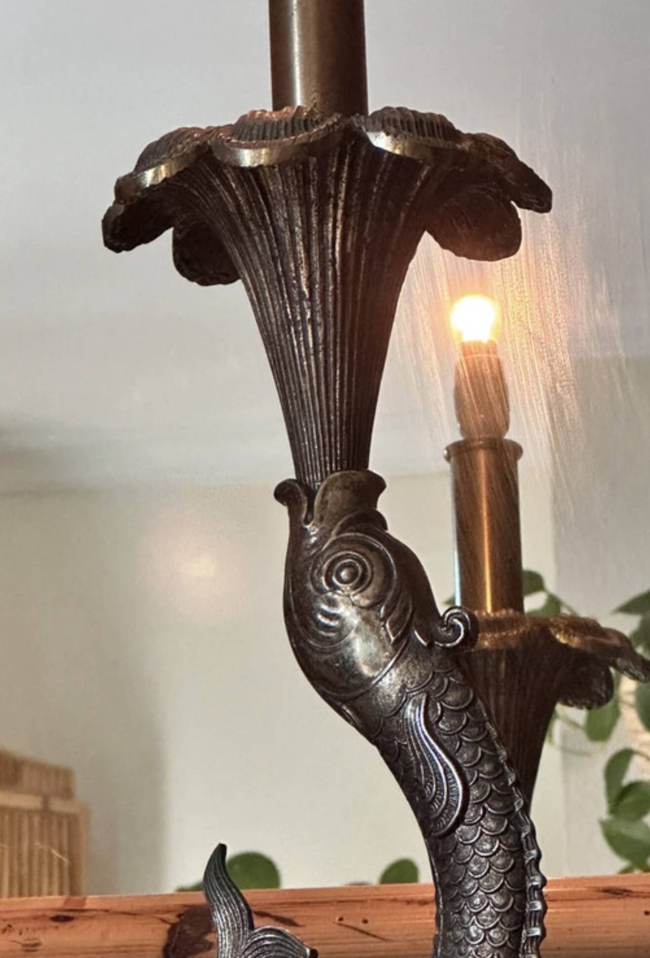 Lampe sculpturale vintage avec dauphin en bronze sur base en marbre noir -Holl
