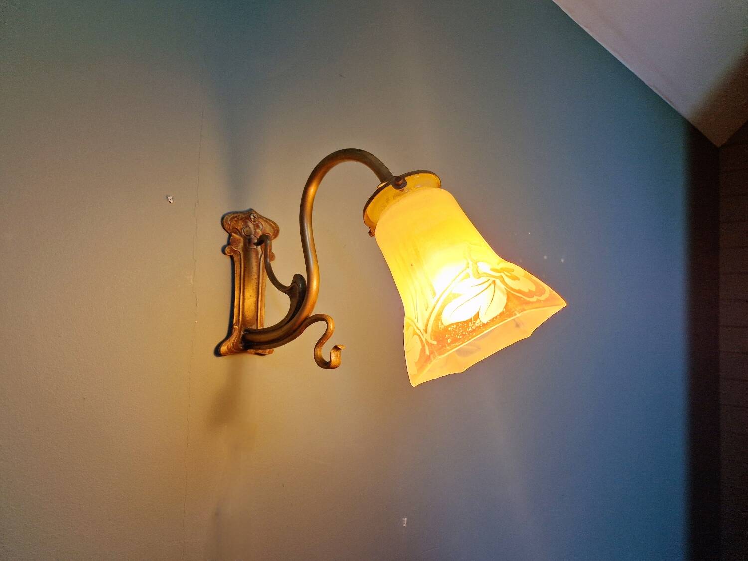 Art Nouveau wall light in bronze and satin glass, 1910s