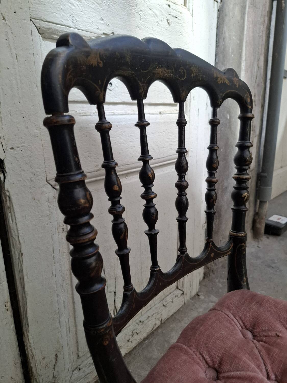 Paire de chaises Napoléon III noir et velours rose