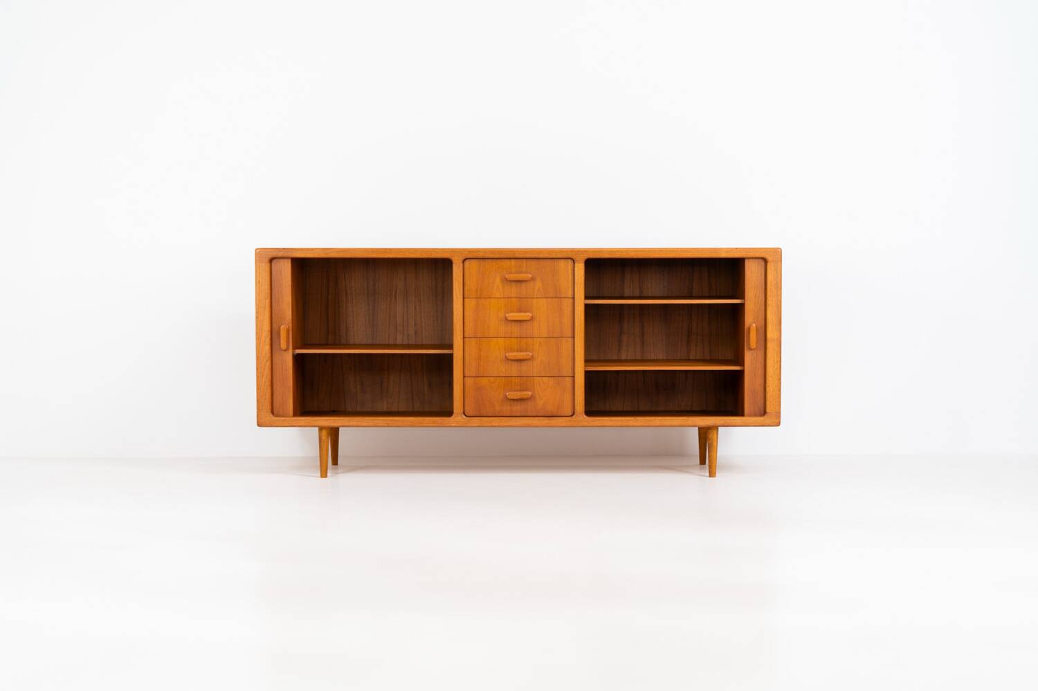 Buffet en teck avec portes à tambour par Silkeborg (Danemark, années 1960).