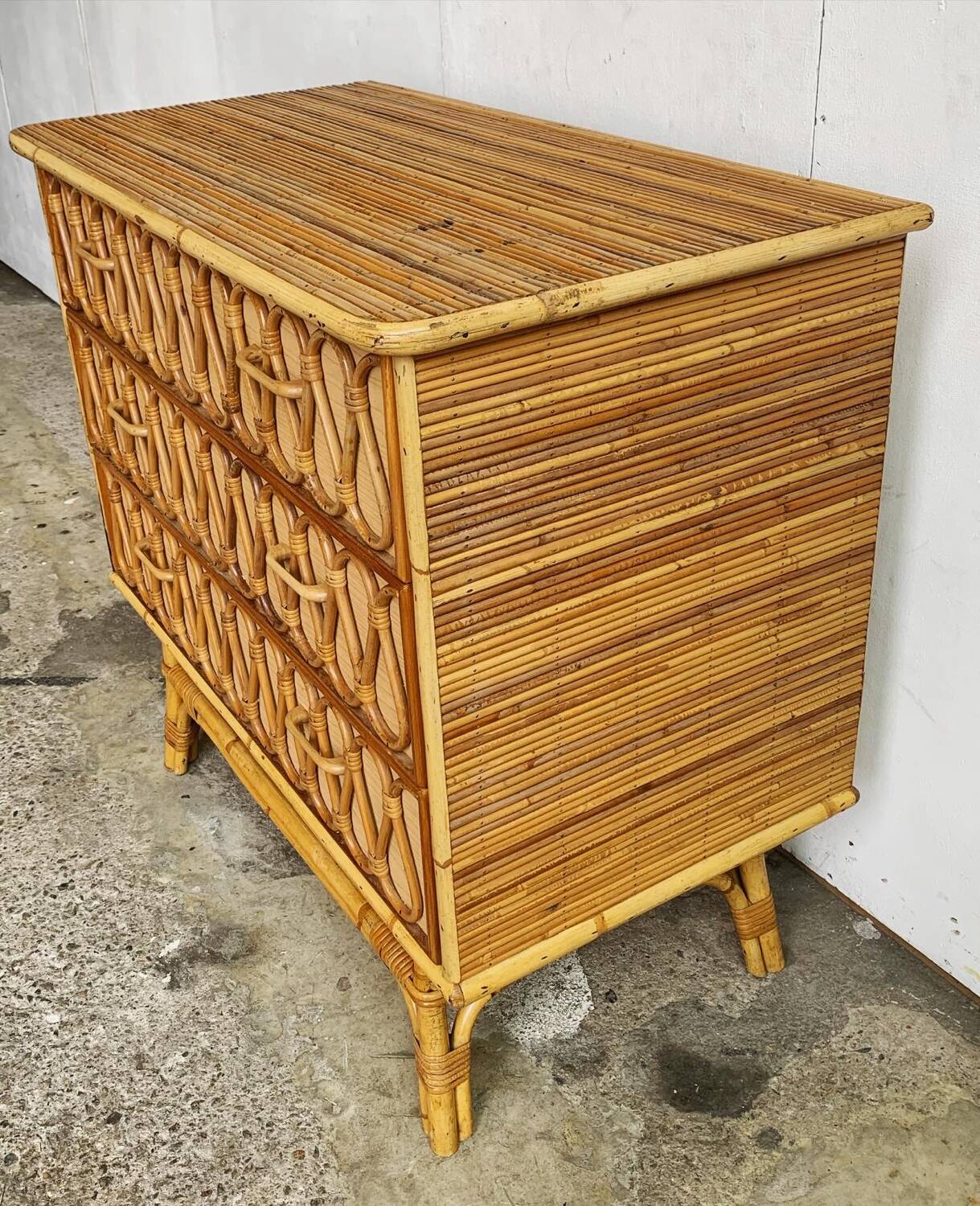 Commode en rotin vintage