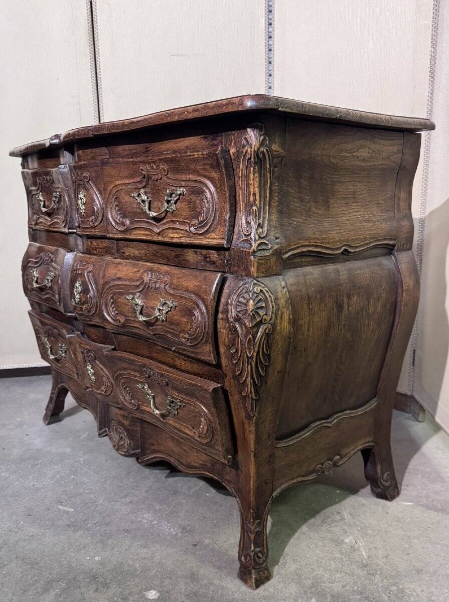 Curved tomb chest in the Provençal Louis XV style made of solid wood.
