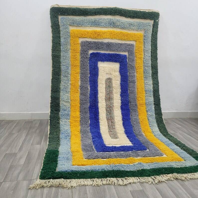 Off-white Moroccan rug with geometric patterns, 250cm x 150cm