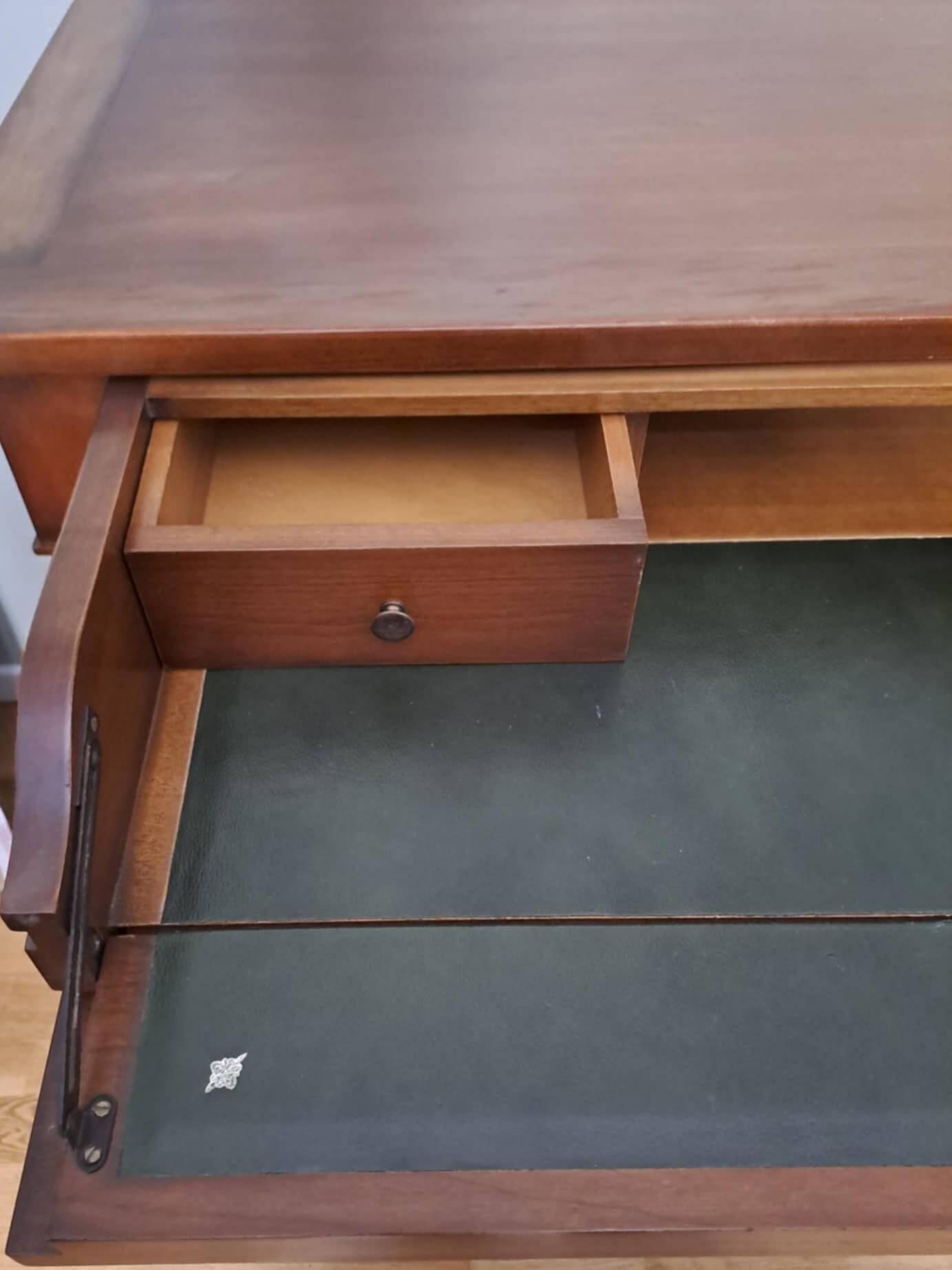 Mahogany chest of drawers