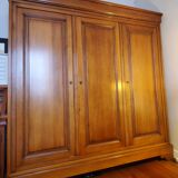 Armoire 3 portes en merisier massif style Louis Philippe