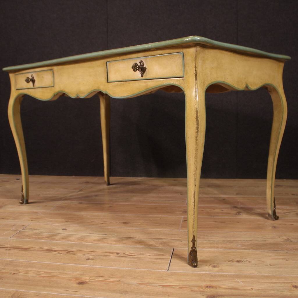 Grand bureau laqué de style Louis XV