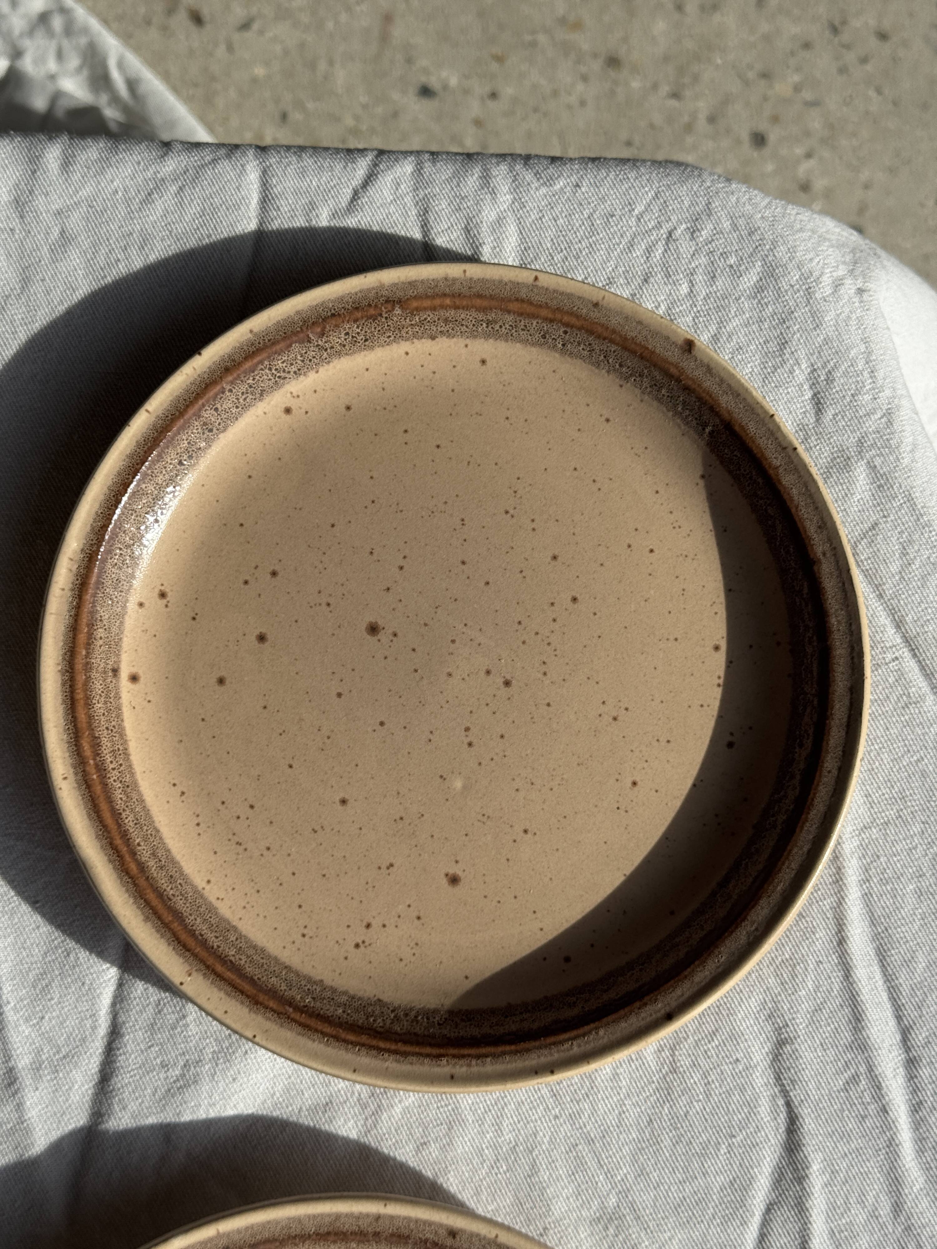 Lot de 4 assiettes à dessert en grès beige liseré brun Sarreguemines grès