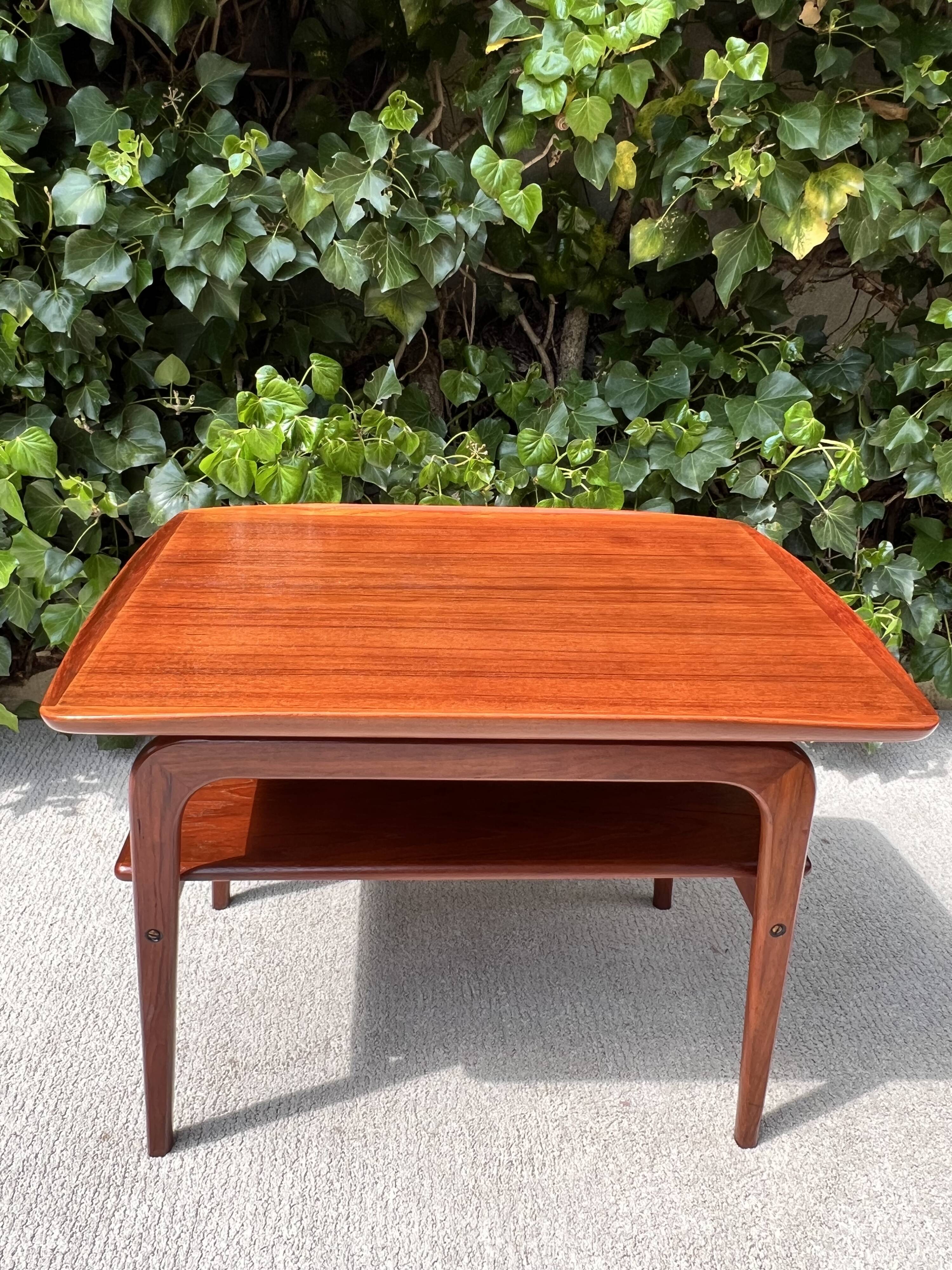 Table d’appoint danoise en teck par Arne H-Olsen