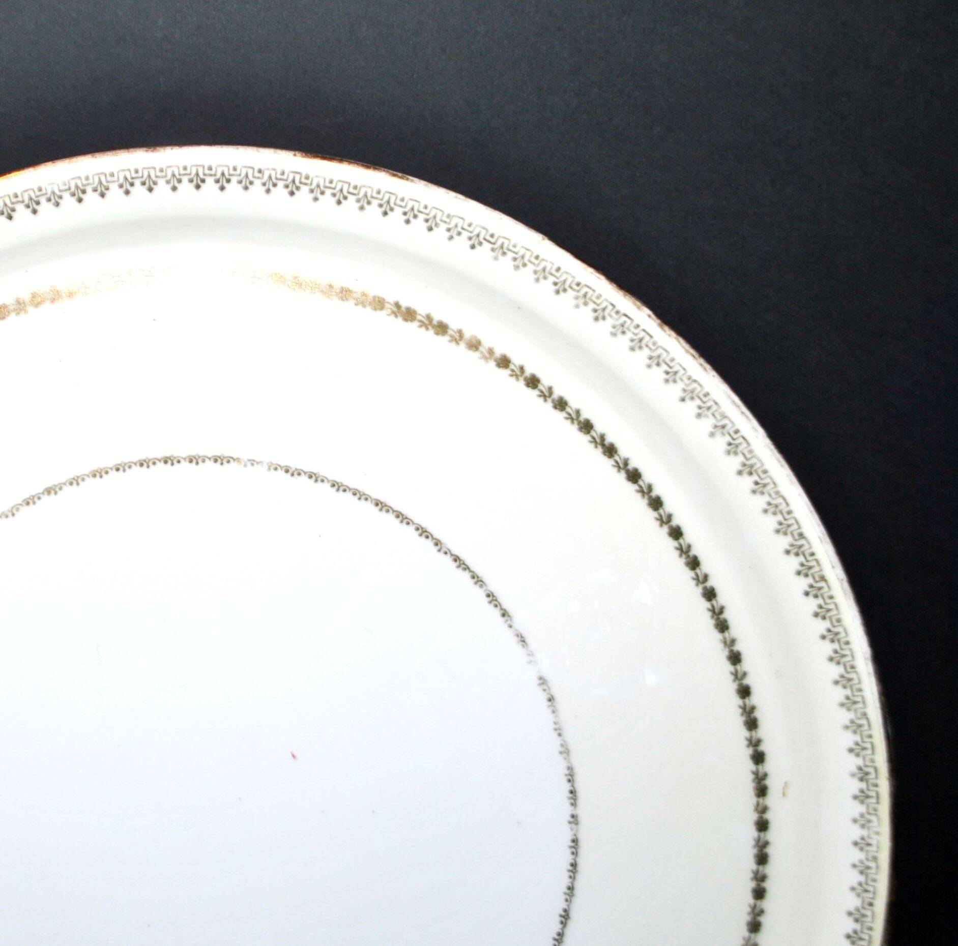 Limoges porcelain pie dish with gold trim, 32cm.