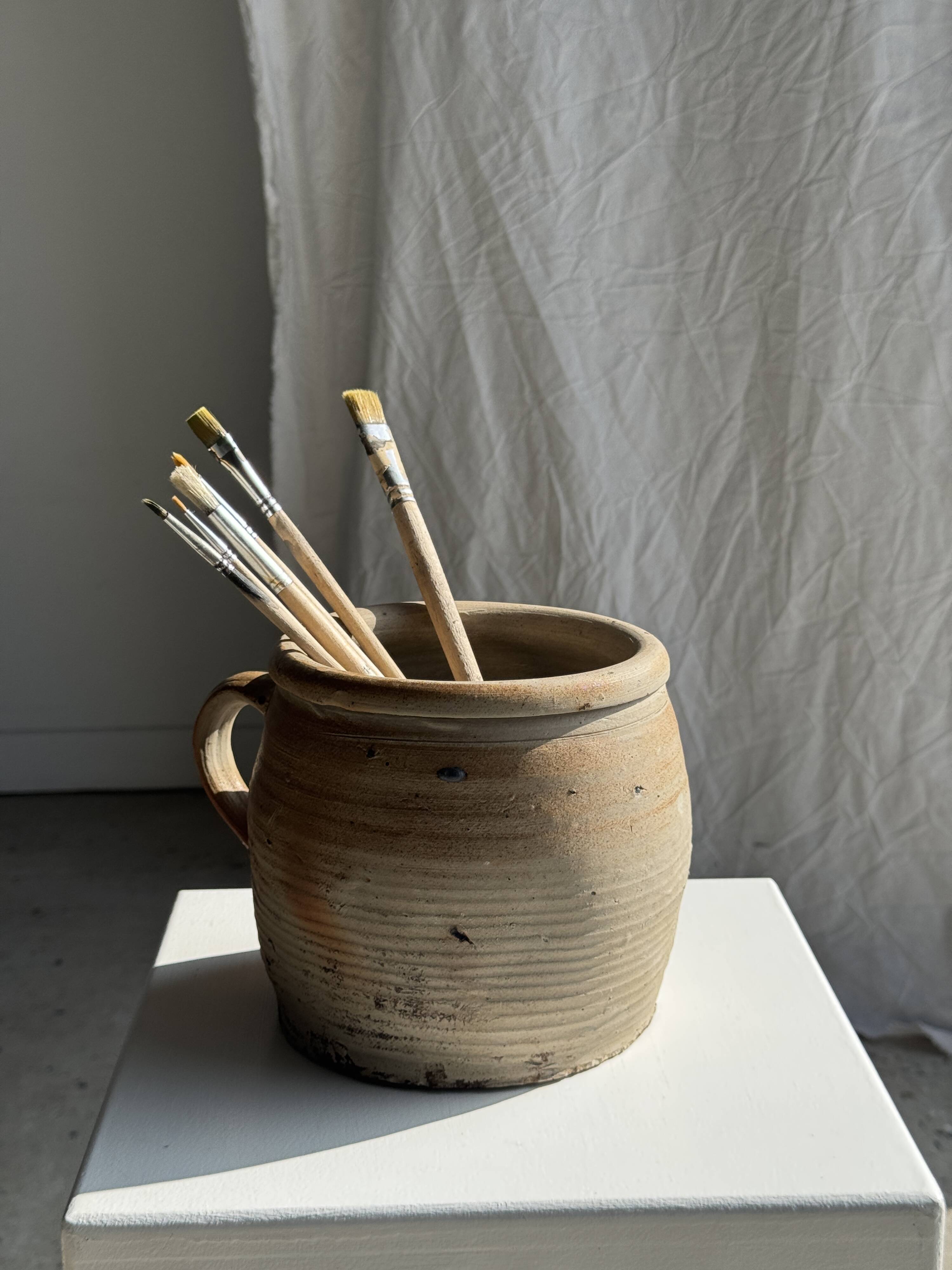 Large stoneware pot with ribbed handle H16