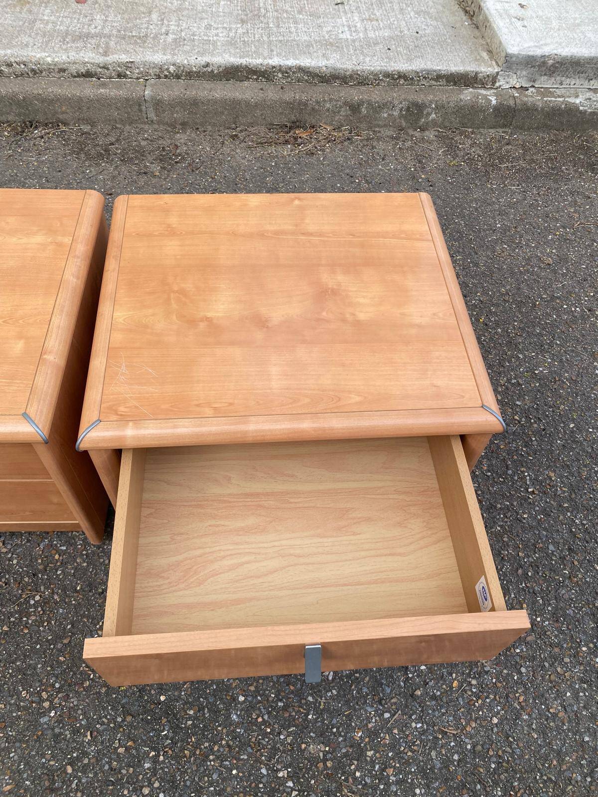2 tables de chevet françaises Gauthier en bois clair avec 2 tiroirs