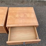 2 tables de chevet françaises Gauthier en bois clair avec 2 tiroirs