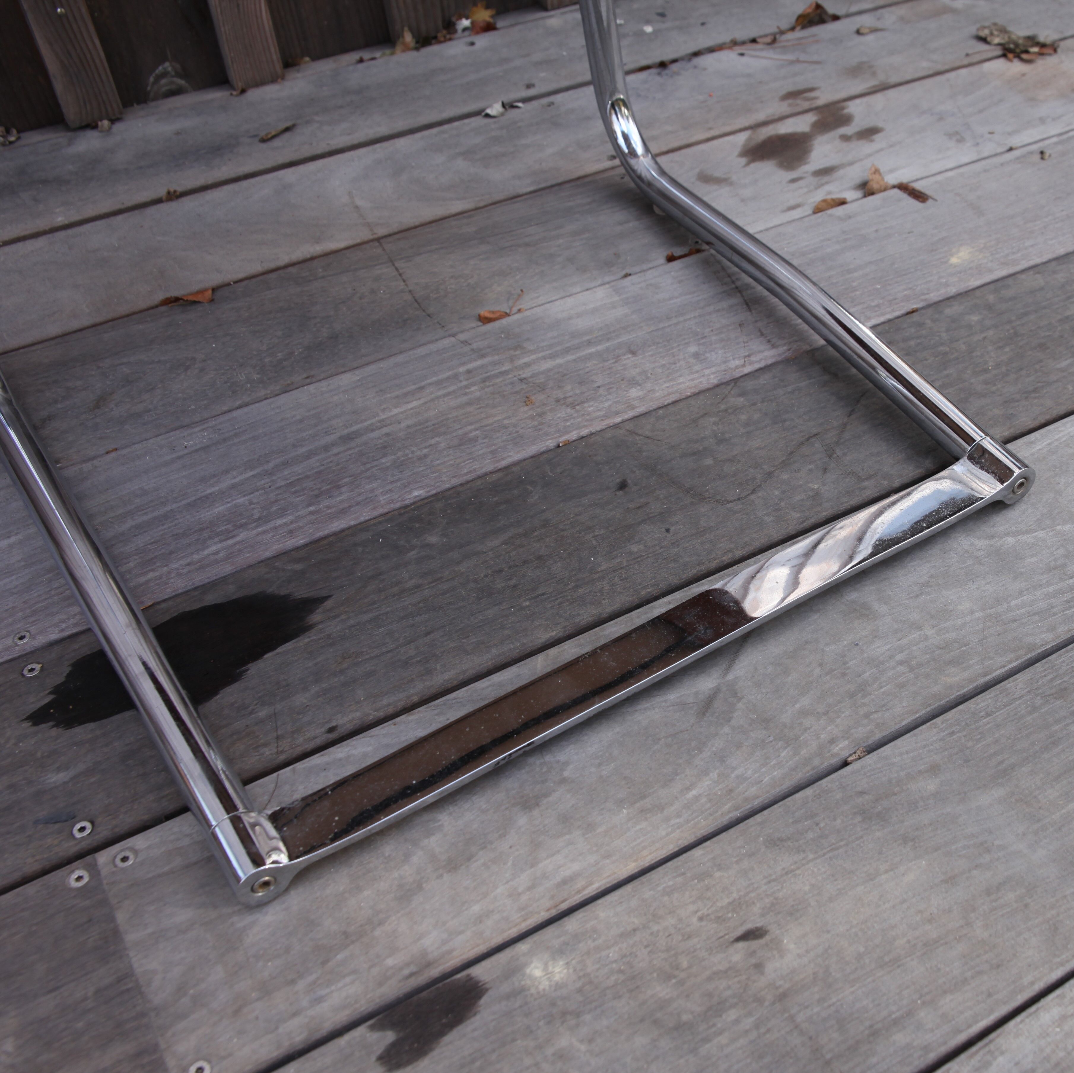 Suite de 4 chaises modèle 920 en chrome et cuir par Carlo Bartoli