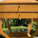 Table à ouvrages en loupe de frêne époque Charles X