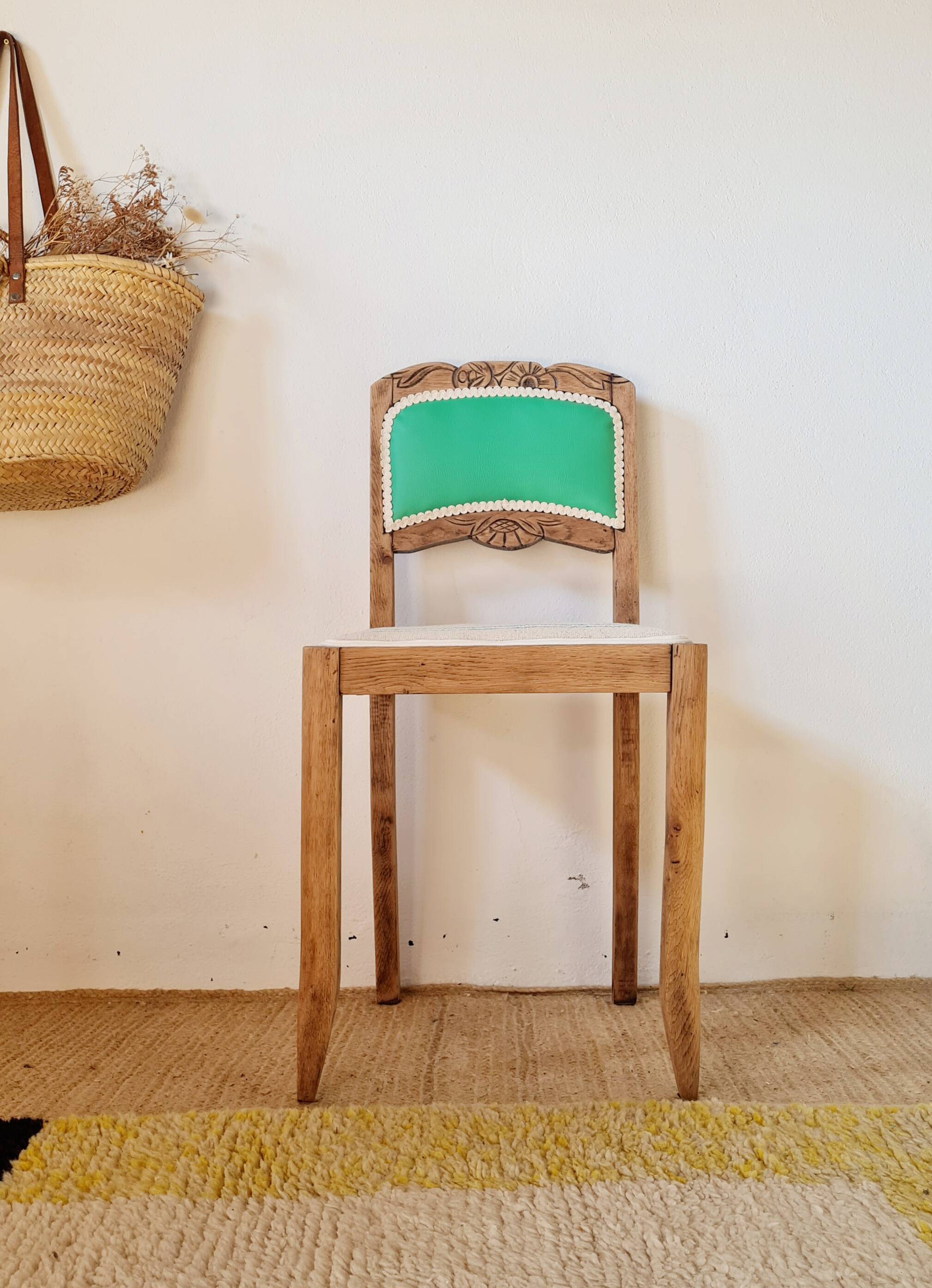 Chaise ancienne rénovée – bois sculpté et dossier vert