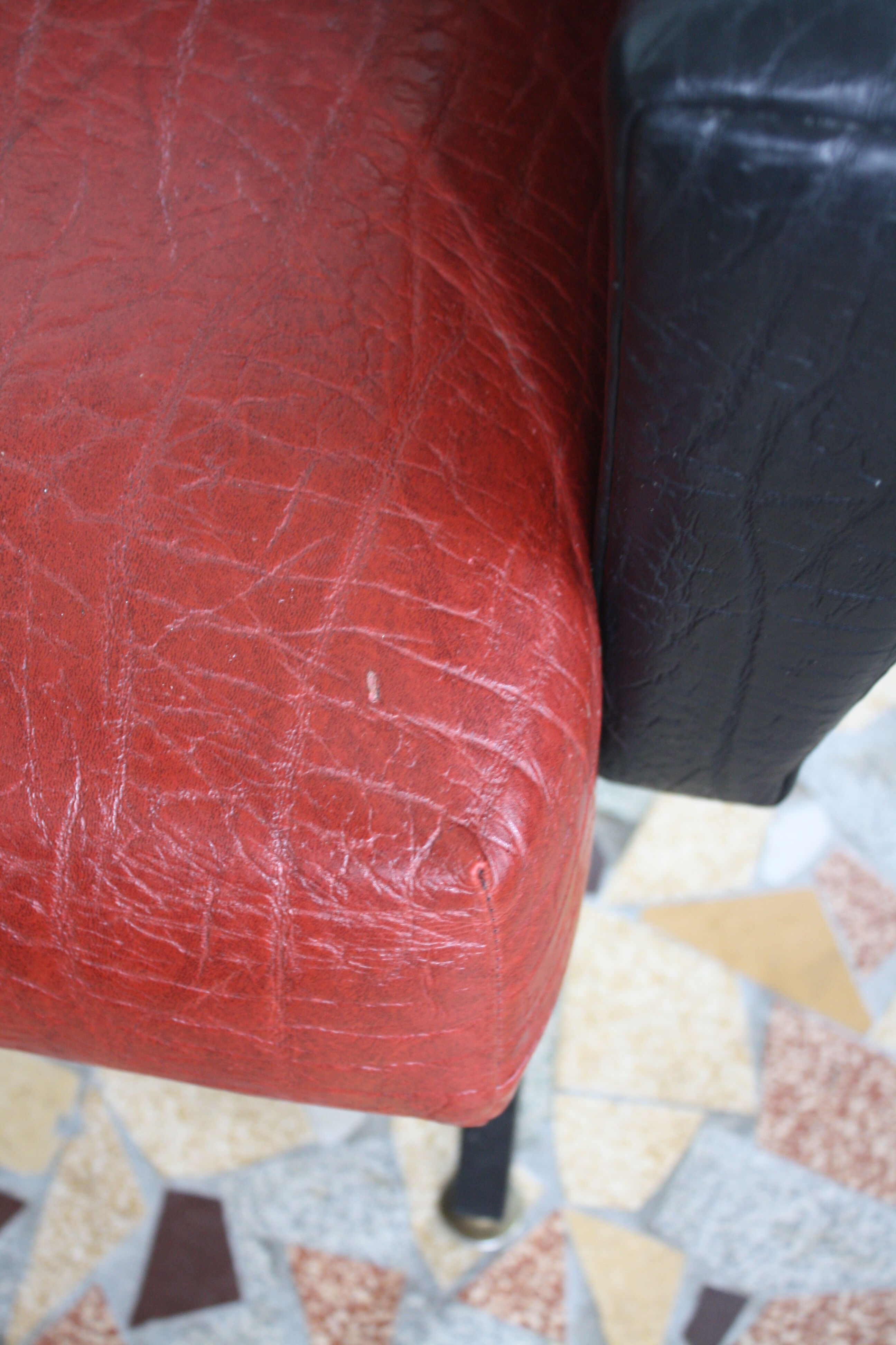 3-seater sofa and 2 rockabilly chairs in red and black skai