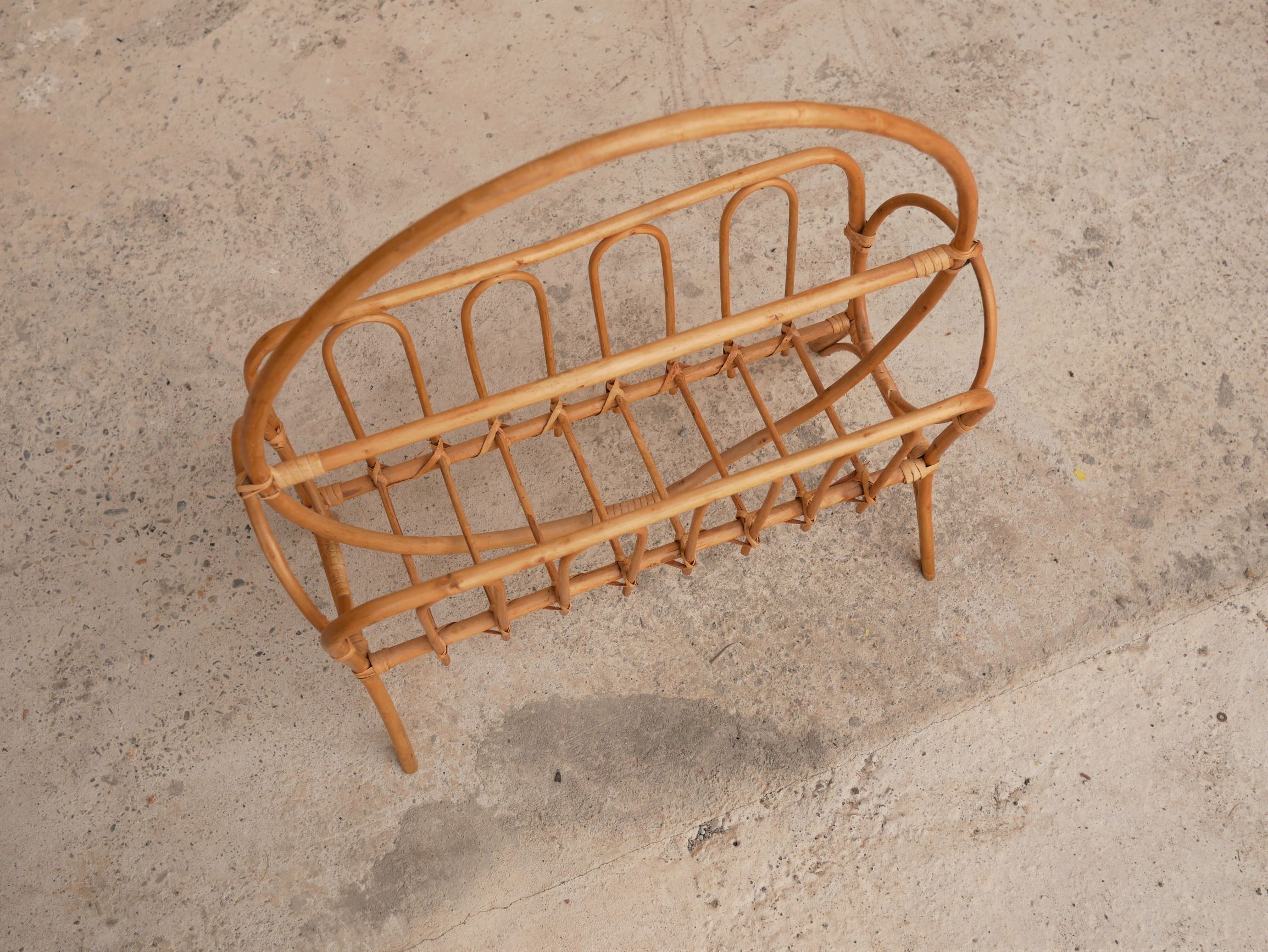 Porte-revues vintage en rotin