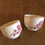 2 tasses anciennes en faïence, motifs fleurs rouges