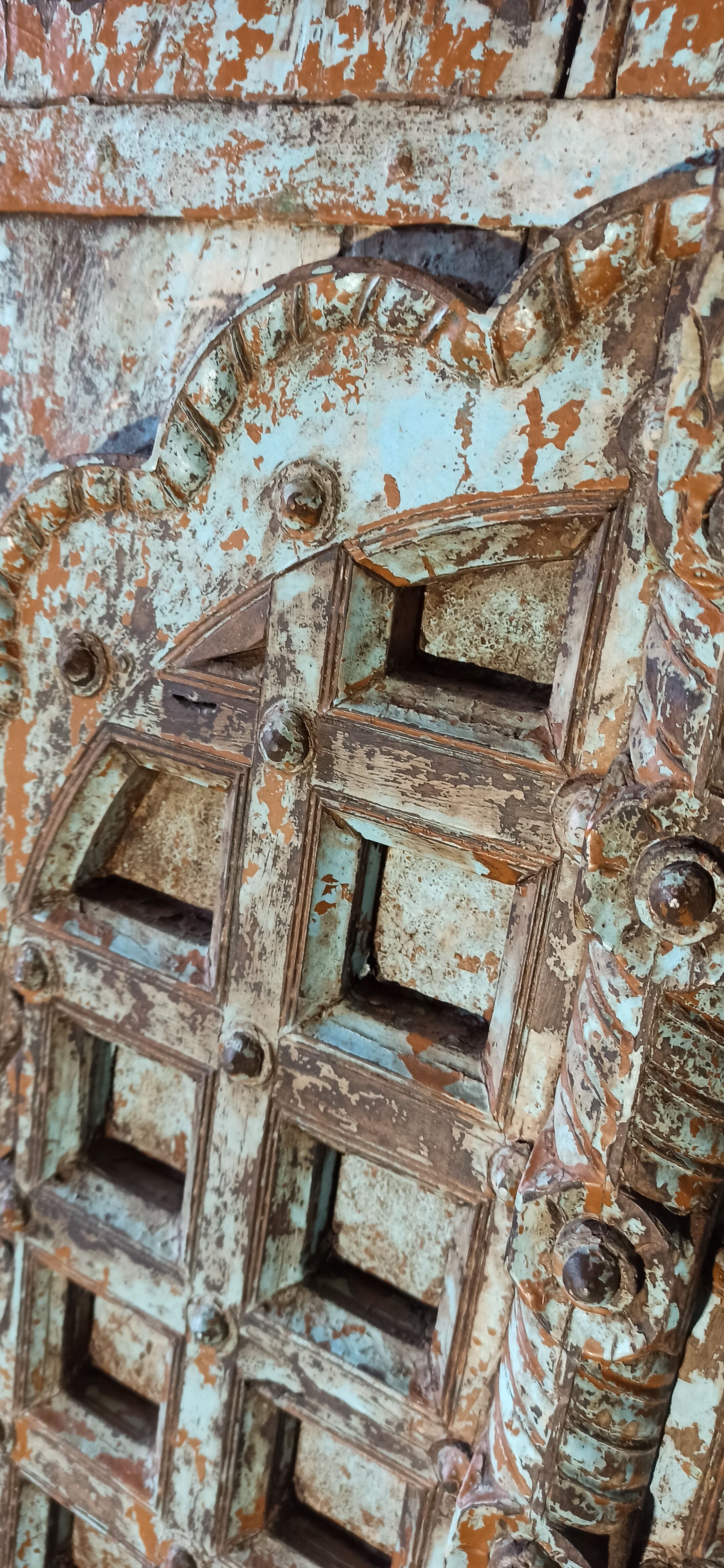 Porte ancienne en bois avec croisillons