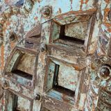Porte ancienne en bois avec croisillons